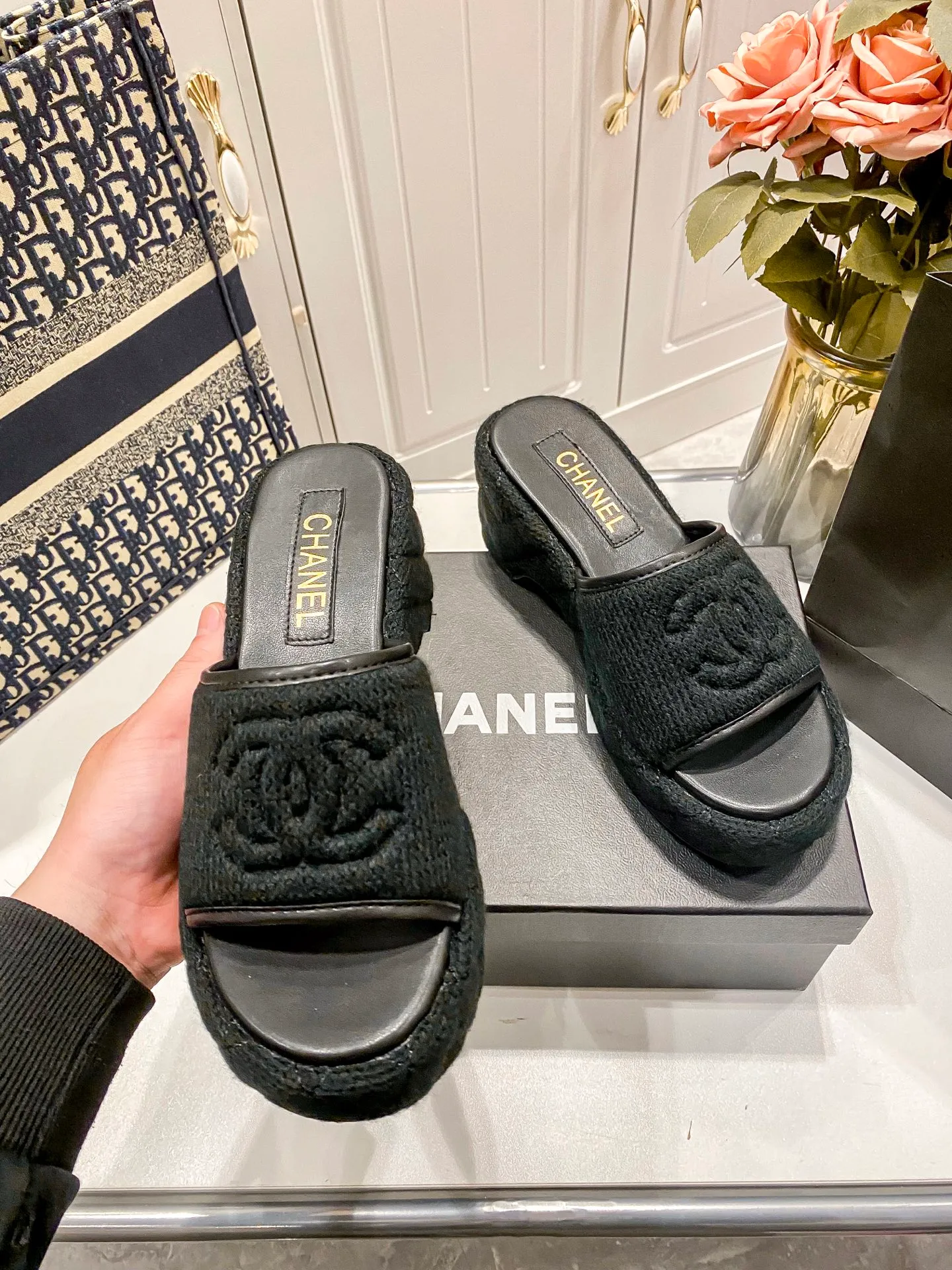 👟👟Ex-factory price 460👟👟Chanel 25C new early spring thick-soled slippers!  Top version! Early release. Thick sole design. 5cm heel height. Makes your legs longer in seconds. Original custom linen for the upper. Sheepskin for foot pads. Original genuine leather outsole. Size: 34-41. Customized. Non-returnable and non-exchangeable.